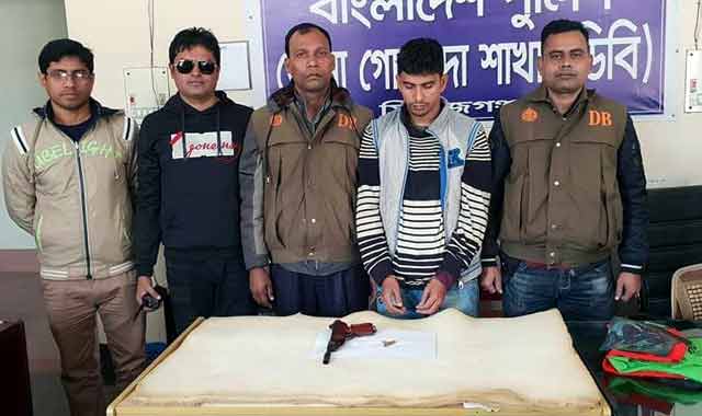 BNP leader Faridul detained with arms from Belkuchi বেলকুচি থেকে অস্ত্রসহ বিএনপি নেতা ফরিদুল আটক