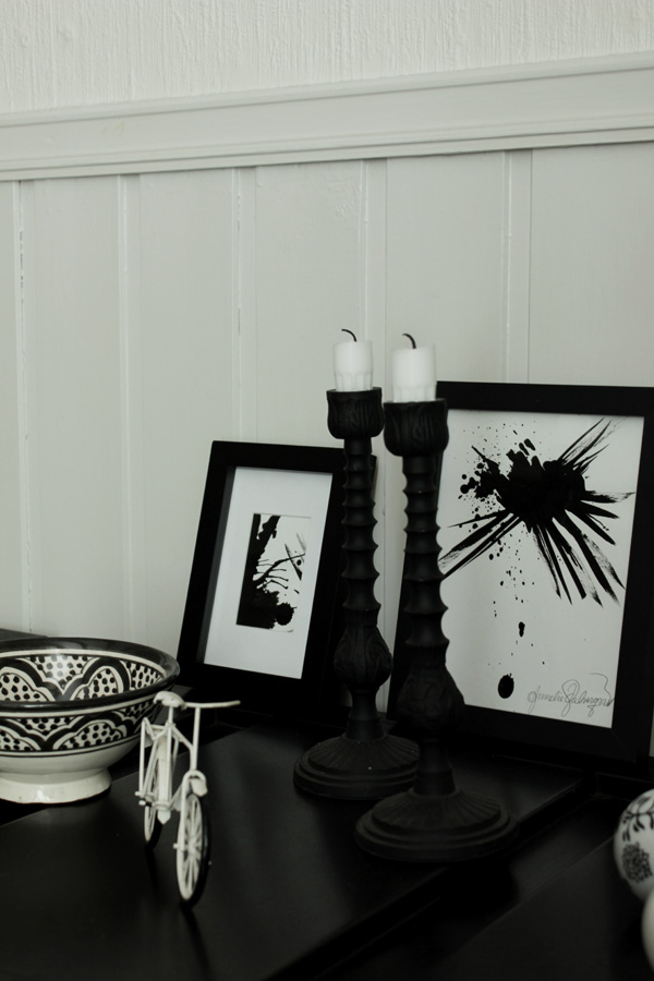 vit miniatyrcykel, cykel som dekoration, tavlor i svartvitt, svarta och vita tavlor, handmålade tavlor, tavlor i köket, inredning i svart och vitt