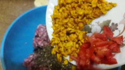 add-crumble-egg-and-tomato-in-the-chapli-kabab-mince