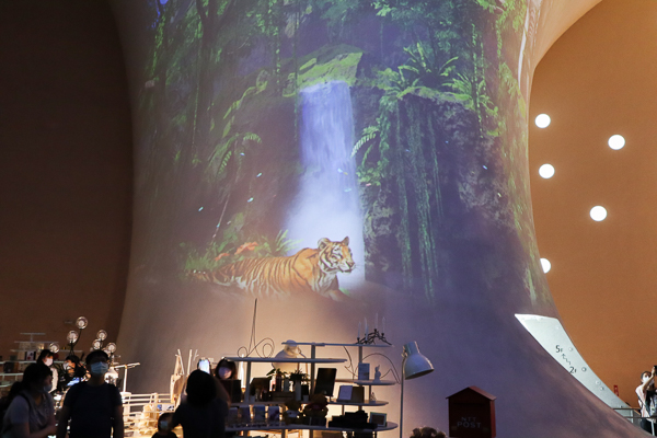 台中國家歌劇院光影秀「光之曲幕」曲牆變成星空、海底世界和森林