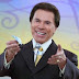 Pelo 2º ano consecutivo, Silvio Santos recebe prêmio de apresentador mais confiável
