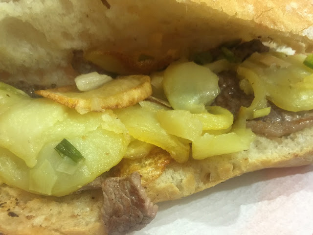 Almuerzos populares - Mesón la Albufera Mesón la Albufera - Detalle del bocadillo de carne de caballo con patatas a lo pobre y ajos tiernos
