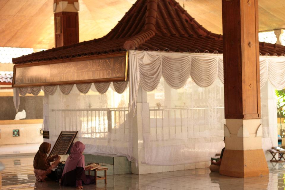 Terungkap, Ini Agama Gajah Mada dan Fakta Majapahit yang Sesungguhnya troloyo%2Bdoa