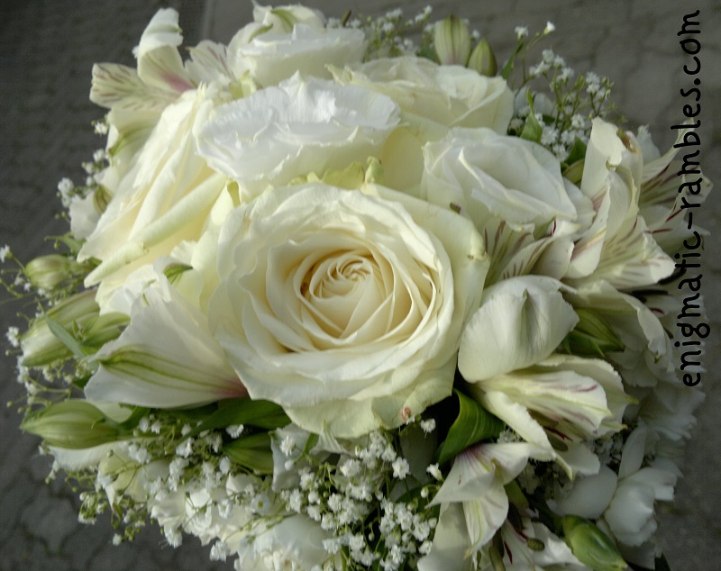 wedding-bouqut-floral-white-roses