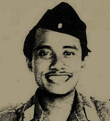 Biografi Bung Tomo Biografi Bung Tomo Biodata Nama Lengkap : Sutomo Tempat Lahir : Surabaya, Jawa Timur Tanggal Lahir : 03 Oktober 1920 Agama : Islam Kebangsaan : Indonesia Dikenal : Sebagai Pahlawan Indonesia Biografi Sutomo atau di kenal dengan panggilan Bung Tomo tercatat sebagai pahlawan nasional sejak 2 November 2008 melalui pengukungan oleh Menteri Informasi dan Komunikasi M Nuh. Beliau adalah tokoh popoler pada peristiwa pertempuran 10 November di Surabaya. Ia seorang orator, pembakar semangat juang untuk bertempur sampai titik darah penghabisan, mempertahankan harga diri, tanah air dan bangsa yang telah diproklamasikan tanggal 17 Agustus 1945. Sutomo dibesarkan dalam keluarga kelas menengah. Pendidikan menjadi hal penting yang harus diperoleh Sutomo dan keluarganya. Sutomo berkepribadian ulet, pekerja keras, daya juangnya sangat tinggi. Di Usia mudanya Sutomo aktif dalam organisasi kepanduan atau KBI. Ia juga bergabung dengan sejumlah kelompok politik dan sosial. Pada 1944 ia anggota Gerakan Rakyat Baru . Sejak kedatangan sekutu dan pasukan NICA di Surabaya, Bung Tomo berjuang mati-matian mempertahankan Surabaya dari cengkeraman Sekutu dan NICA. Bung Tomo memiliki pengaruh kuat di kalangan pemuda dan para pejuang. Ia dengan lantang membakar semangat pejuang untuk bertempur habis-habisan melawan pasukan sekutu. Pertempuran tersebut dipicu oleh tewasnya Brigjen AWS Malaby dalam