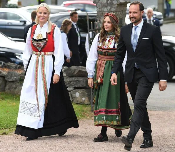 Queen Sonja, Crown Princess Mette-Marit, Princess Ingrid Alexandra, Marius Borg Høiby, Juliane Snekkestad, Princess Märtha Louise, Leah Isadora