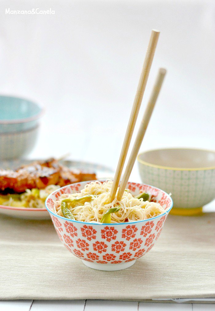 Brochetas de salmón Teriyaki con fideos de arroz salteados con verduras