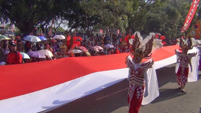 BENDERA RAKSASA SEPANJANG ENAM PULUH SEMBILAN METER HIASI PAWAI BUDAYA