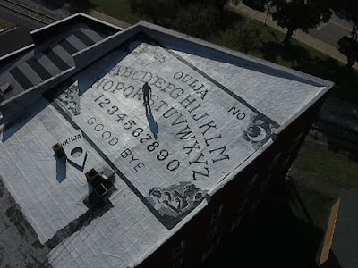 Най-голямата Уиджа дъска на света Worlds-largest-ouija-board-roof2
