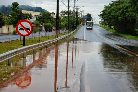 Chuva causa alagamento na Via de Acesso Domingos Caron