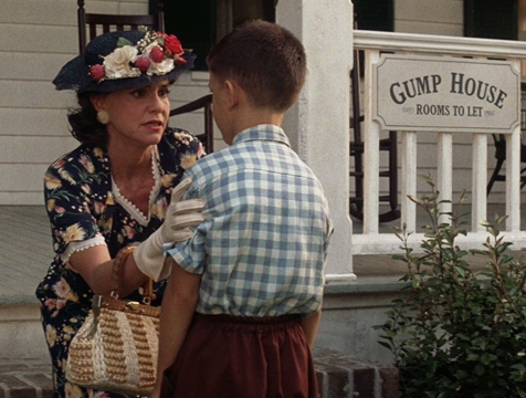 La señora Gump (Sally Field) y el joven Forrest (Michael Conner Humphreys) - Cine de Escritor