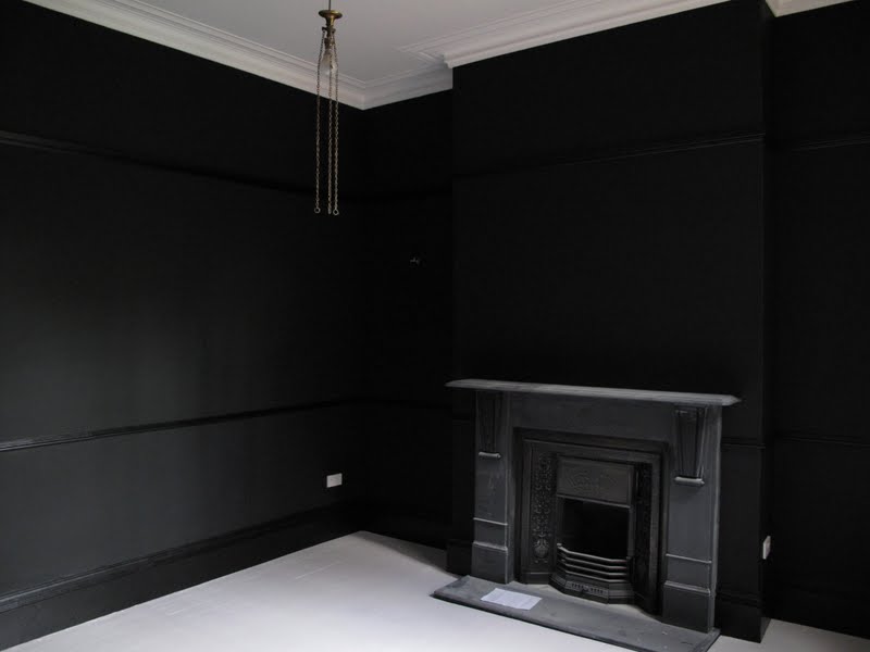 Черная матовая стена. Черный матовый потолок и черная стена. Камин черный глянец. Цвет камина в темной комнате. Черный камин в студия.