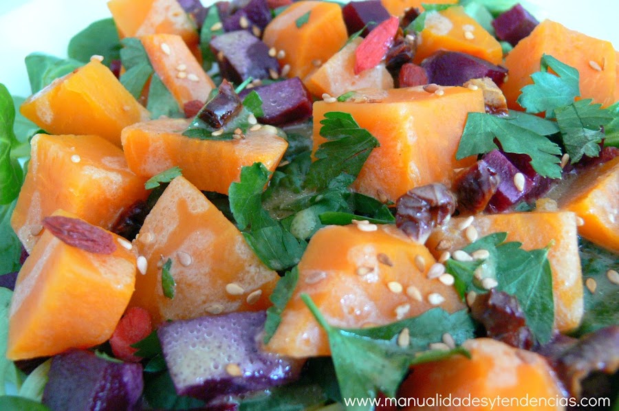Ensalada de invierno de boniato y bayas goji