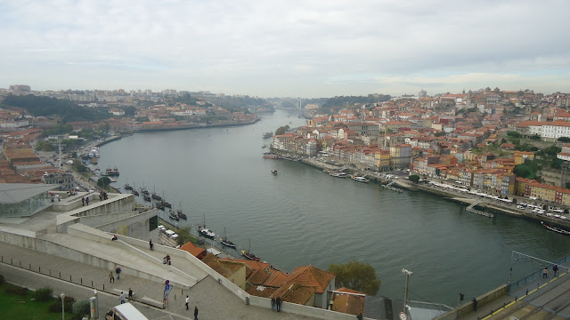 O rio Douro passando suavemente por Gaia e Porto - detalhe da plataforma do Teleférico de Gaia O que ver em Porto, Portugal