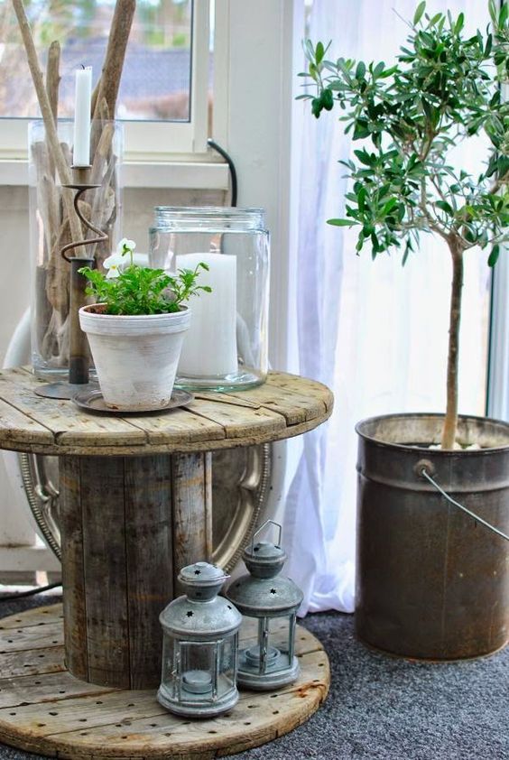 Little Brags: Decorating With Wooden Spools