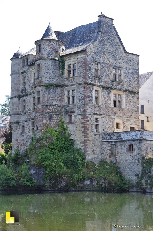 Le vieux palais à espalion en aveyron photo Pascal Blachier