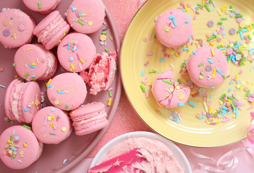 vegan strawberry macarons