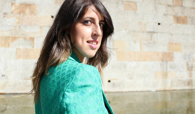 Siempre Hay Algo Que Ponerse. Look con blazer verde bordada