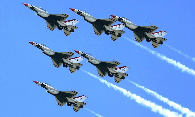 Gambar Pesawat Tempur F-16 Fighting Falcon Akrobat Gambar Pesawat Tempur F-16 Fighting Falcon Akrobat