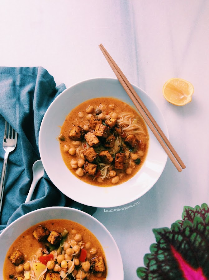 Sopa thai vegana con garbanzos, coco, fideos y tofu