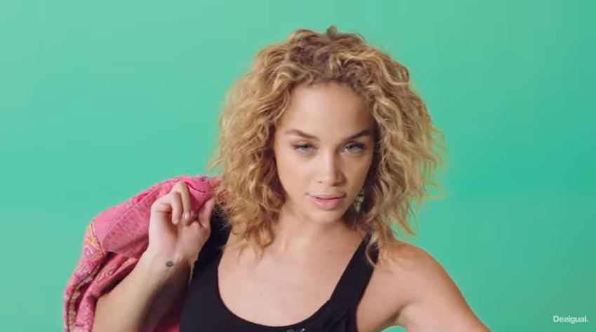 Modella Desigual pubblicità Golden Barbie con Foto - Testimonial Spot Pubblicitario 2017