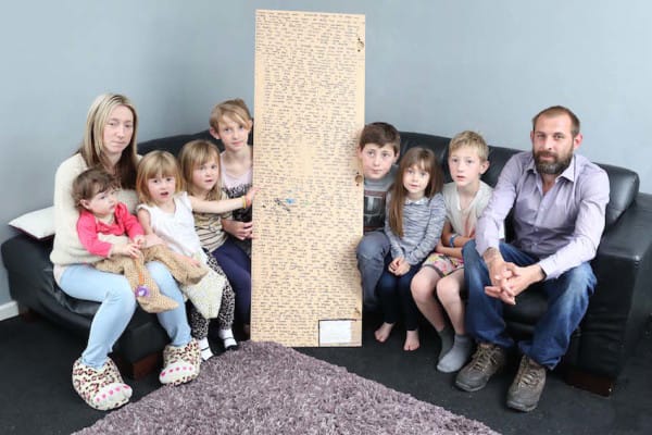 The family of this girl who passed away has found a mirror on her bedroom! What was written at the back shocked them! The family of this girl who passed away has found a mirror on her bedroom! What was written at the back shocked them!