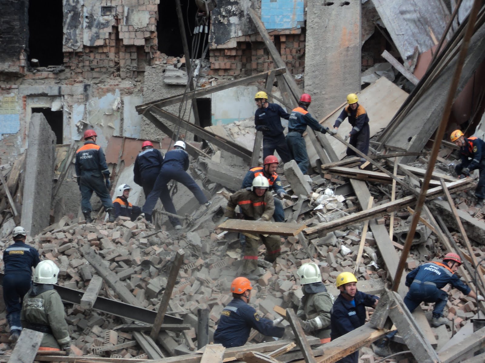 рухнули строительные леса на западе москвы. обрушение производственного здания. обрушение строительных конструкций. разрушенные металлические конструкции. обрушение зданий и сооружений.