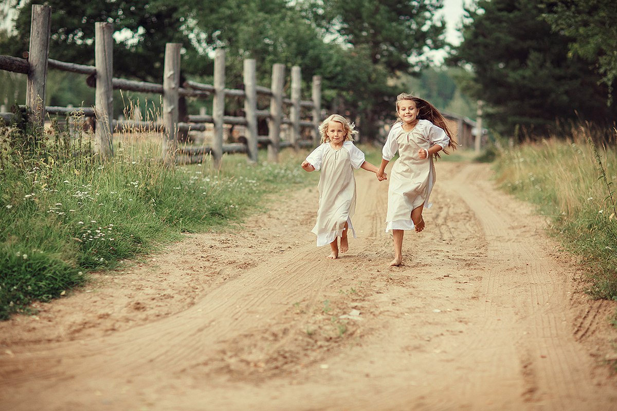 Братья быстро бежали к дому. Босоногое детство в деревне. Счастливое детство. Счастливое детство в деревне. Счастливые дети в деревне.
