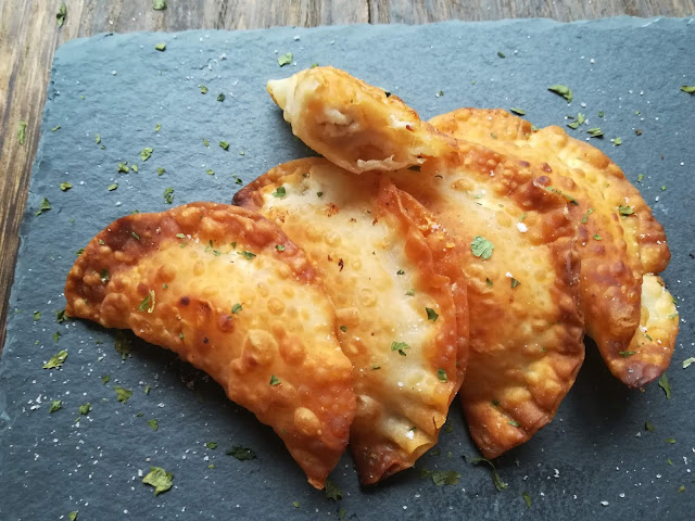 餃子の皮でカルツォーネ