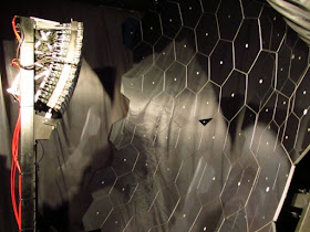Le miroir de l'un des 27 télescopes détectant la lumière ultraviolette de fluorescence de l'atmosphère (Katia Moskvitch)