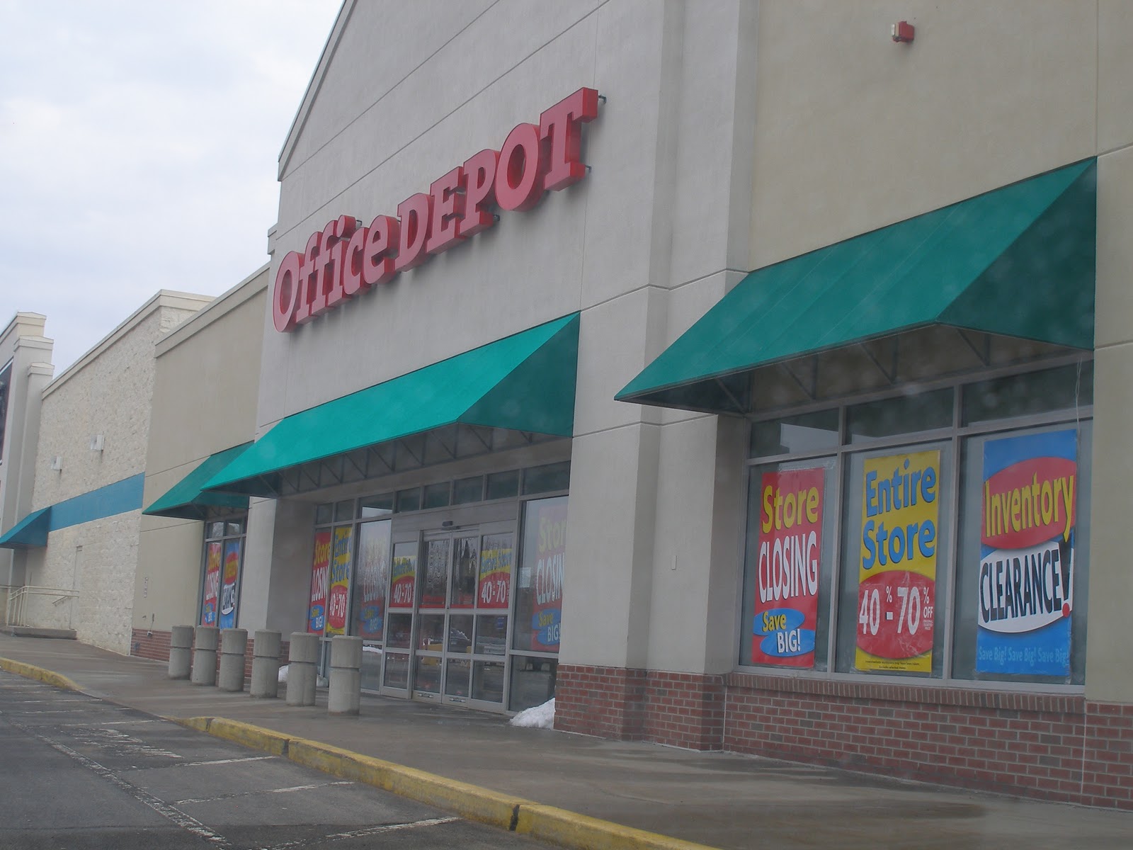 Dead and Dying retail Circuit City and Office Depot in Newington