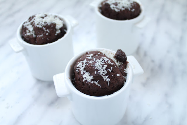 Bizcochos o muffins de chocolate y coco en 3 minutos