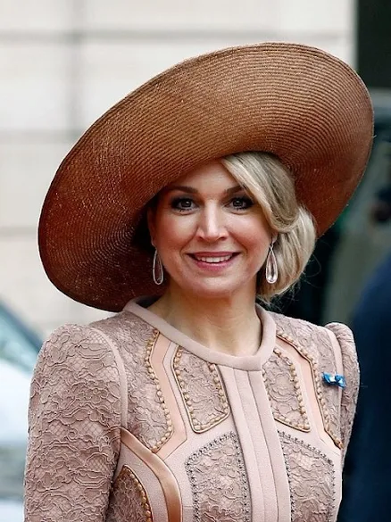 French President Francois Hollande, welcomes King Willem-Alexander and Queen Maxima of the Netherlands upon their arrival for a meeting, at the Elysee palace