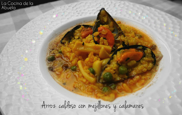 Arroz caldoso con mejillones y calamares.