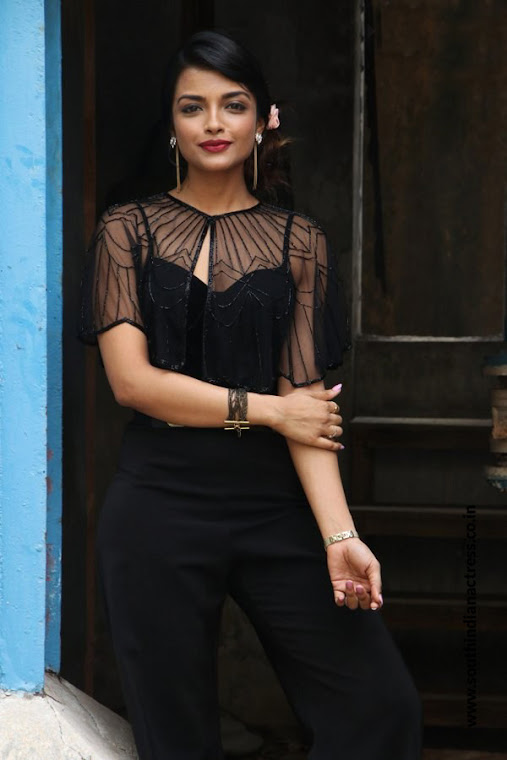 Ashna Zaveri stills at Nagesh Thiraiyarangam press meet