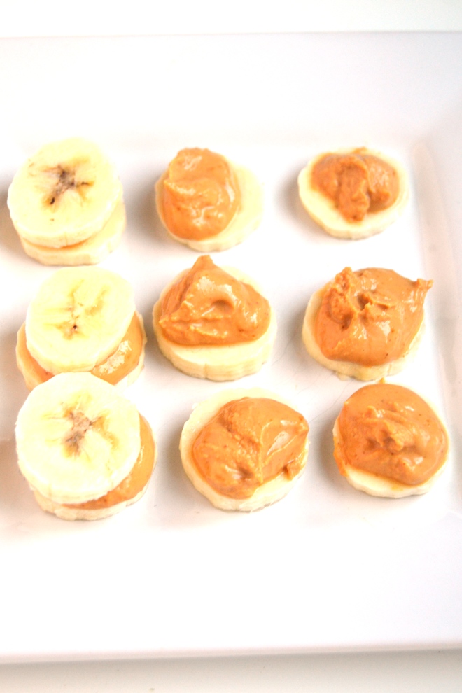 Chocolate Pretzel Peanut Butter Banana Bites are a simple 5 ingredient snack that takes 5 minutes to make! Enjoy frozen or regular. www.nutritionistreviews.com