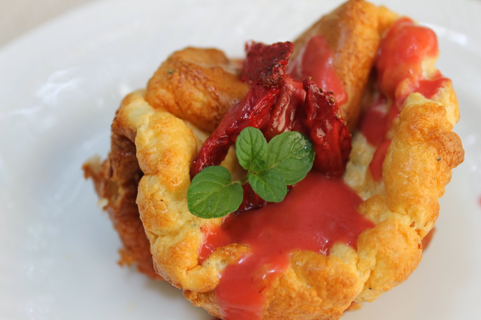 soufflé alla mozzarella con salsa di fragole e fragole confit