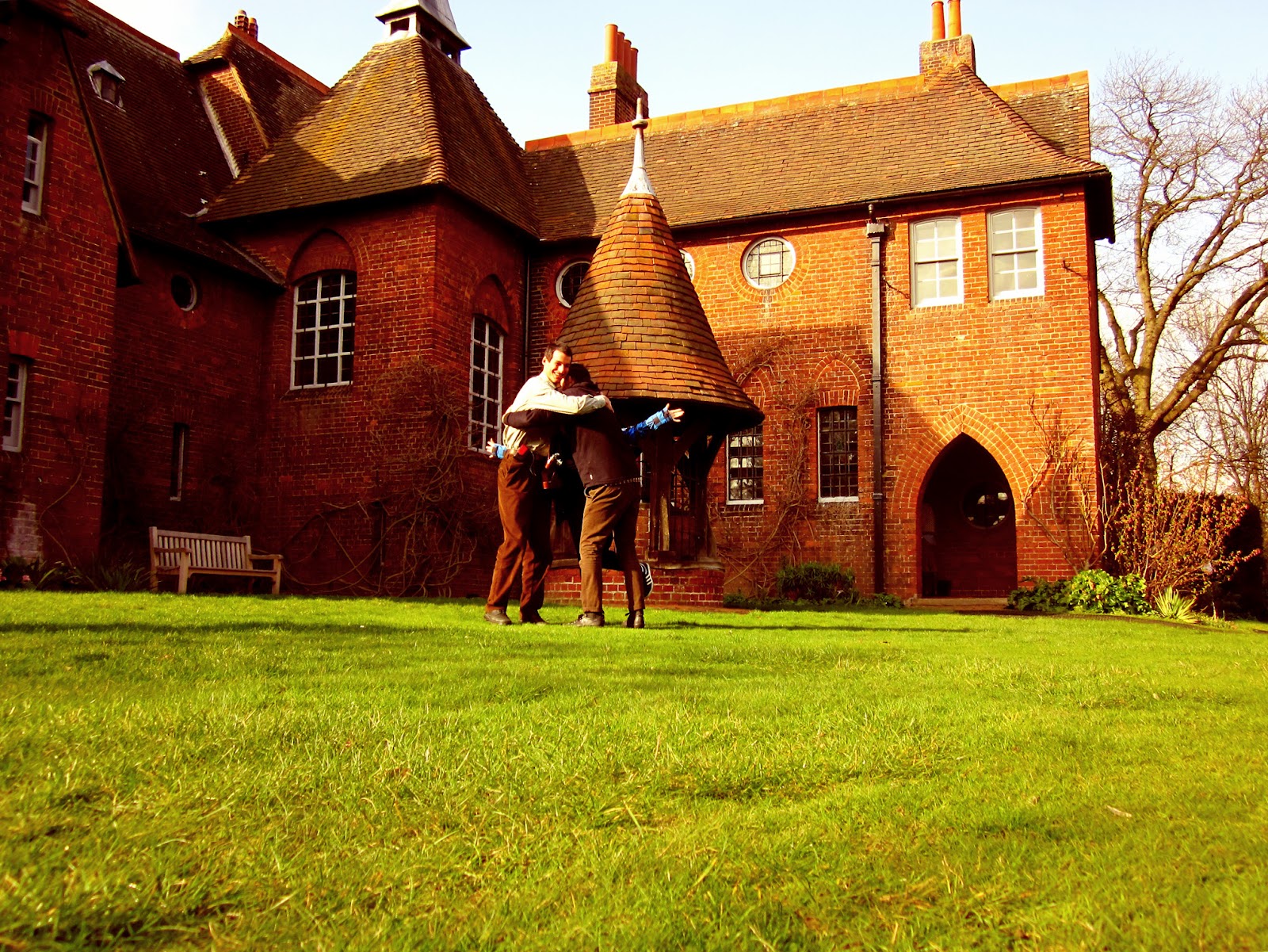 Дом выделяется среди других. Филипп уэбб. Красный амбар ферма. Красный дом уэбб. Красный дом.