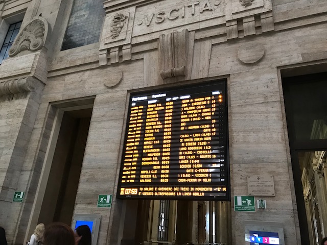 イタリア　ミラノ中央駅の中の電光掲示板