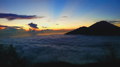 foto lautan awan di puncak gunung batur