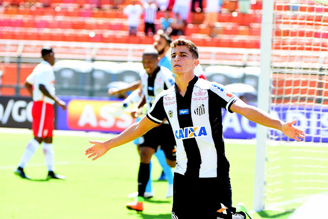 O meia Vitor Bueno foi o autor do primeiro gol santista no Pacaembu (Foto: Sergio Barzaghi/Gazeta Press) O meia Vitor Bueno foi o autor do primeiro gol santista no Pacaembu (Foto: Sergio Barzaghi/Gazeta Press)