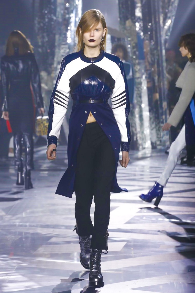 Louis Vuitton Fall/Winter 2016-2017 RTW PFW louis-vuitton-fall-winter-2016-2017-collection-paris-fashion-week, louis-vuitton-fall-winter-2016-2017, louis-vuitton-fall-winter-2016, louis-vuitton-fall-winter-2017, louis-vuitton-fall-winter, louis-vuitton-fall, louis-vuitton-fall-2016-2017, louis-vuitton-fall-2016, louis-vuitton-fall-2017, louis-vuitton-automne-hiver, louis-vuitton-automne-hiver-2016-2017, louis-vuitton-automne-hiver-2016, louis-vuitton-automne-hiver-2017, louis-vuitton-aw-2016, paris-fashion-week-2016, dudessinauxpodiums, du-dessin-aux-podiums