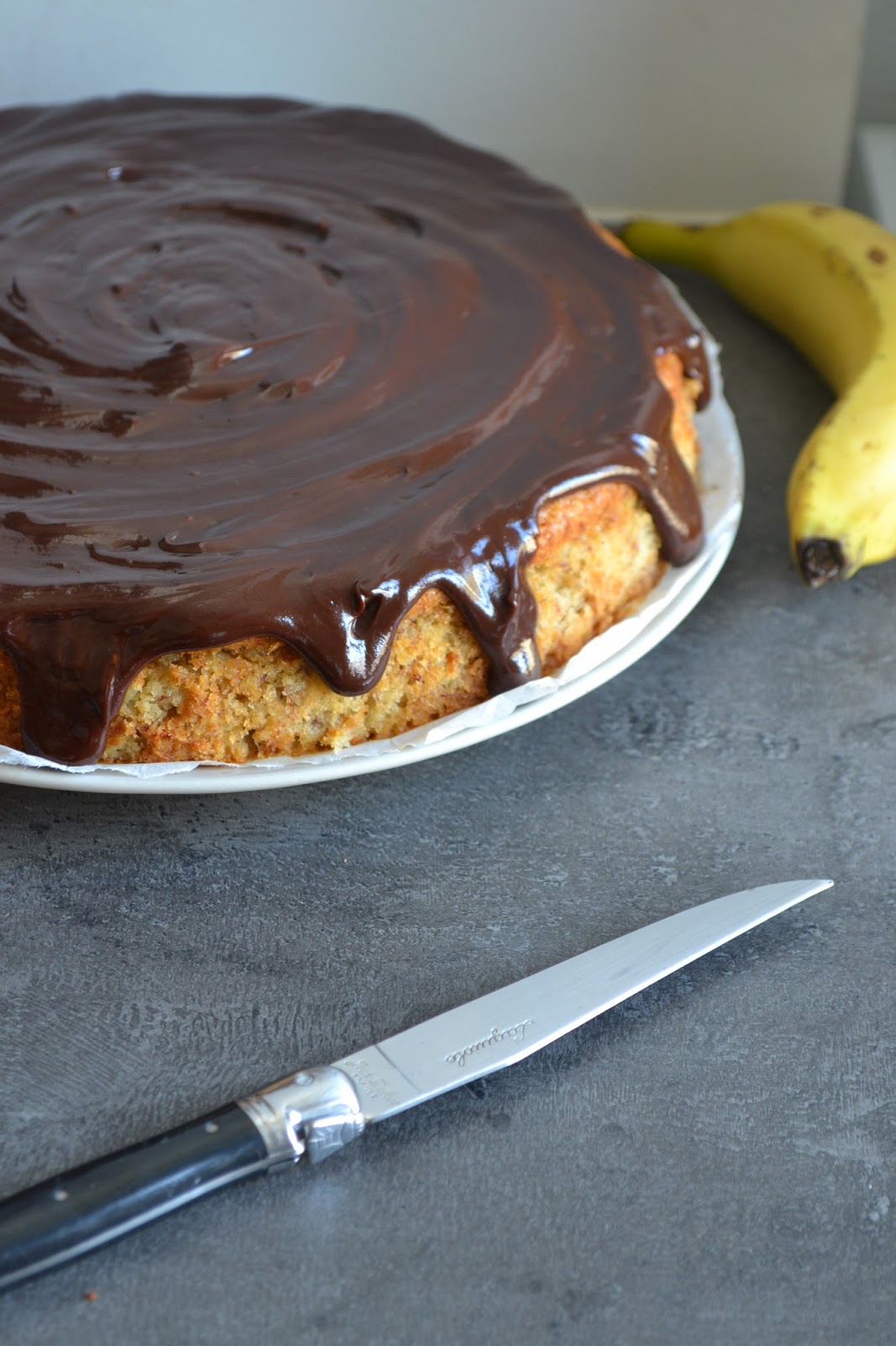 Bananen-Mandelkuchen mit Schokoladenglasur - The Recipe Suitcase