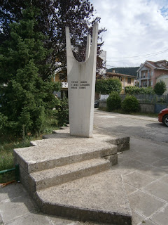 το μνημείο των εκτελεσθέντων ΕΠΟΝιτών στα Ιωάννινα