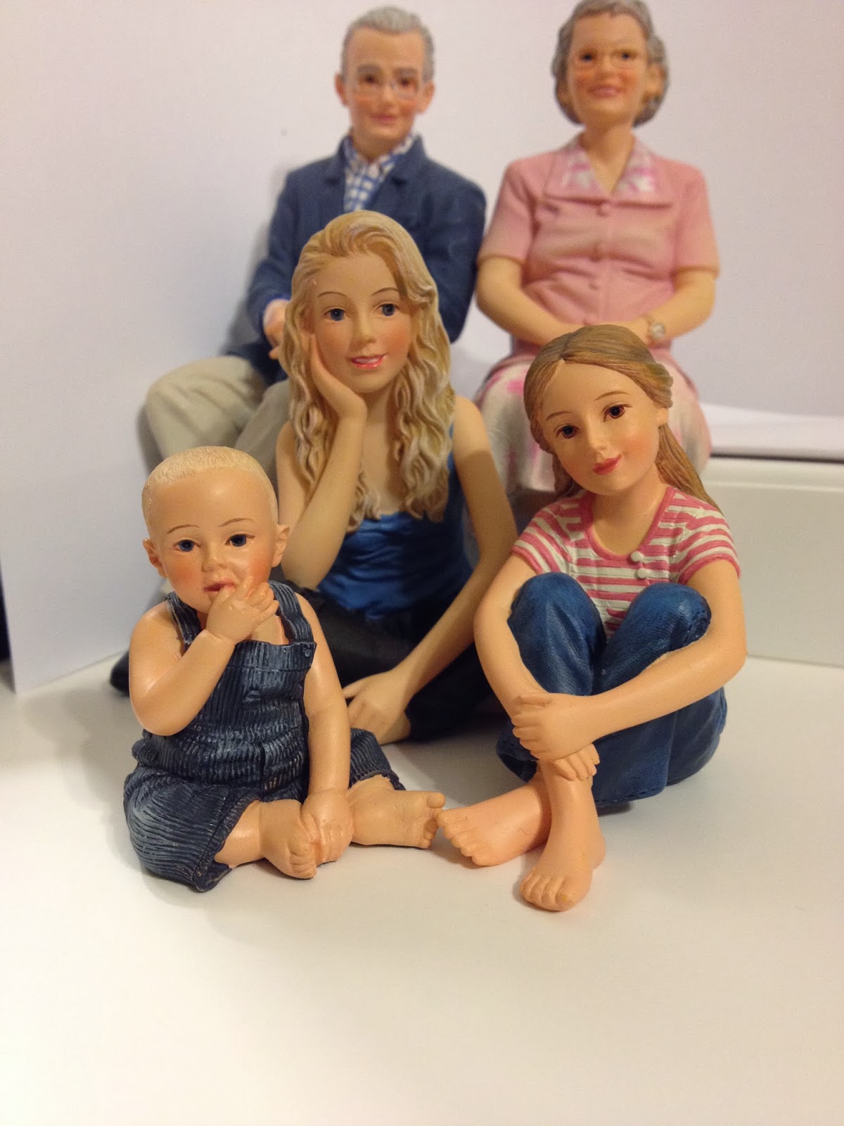 Jocelyn's Mountfield Dollhouse Craftsman Dollhouse Family Photo Shoot