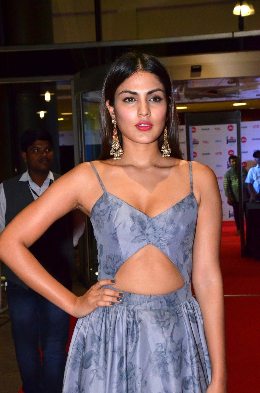 Rhea Chakraborty Looks Irresistibly Sexy At The Jio Filmfare South Awards 2017