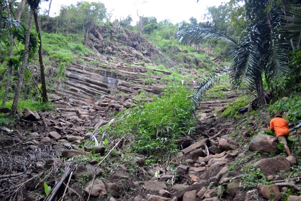 Ditemukan Susunan Batu Yang Unik di Bukit Pajangan, Menggoda Perhatian Para Peneliti batu%2Bsusun