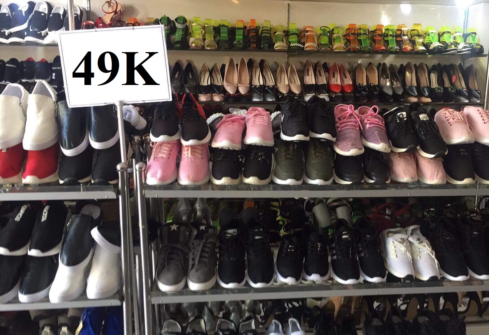 Gia Lai: Giảm giá 50% toàn bộ 50.000 đôi giày dép, 'quá xá rẻ' chỉ từ 49k/1 đôi