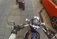 Arabasından Yola Çöp Atanlara Motosikletli Kızın Verdiği Ceza Arabasından Yola Çöp Atanlara Motosikletli Kızın Verdiği Ceza