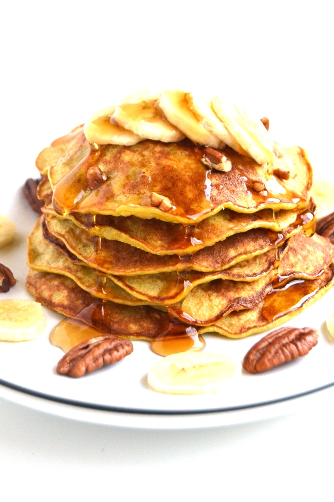 Flourless Banana Nut Pancakes require only 4-ingredients, are ready in 10 minutes and are nutritious with pecans, bananas, oats and eggs. That's it! www.nutritionistreviews.com